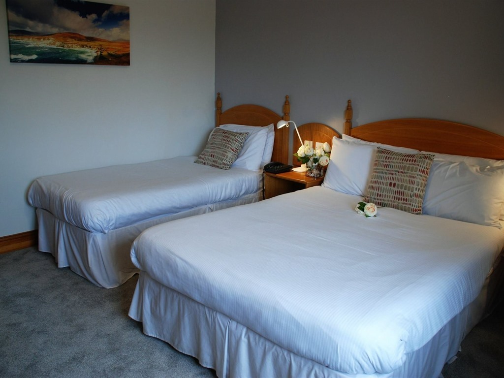 Family room-Classic-Ensuite with Bath-Street View-Room 18 - Base Rate