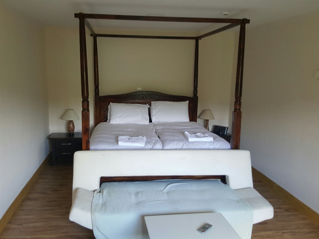 Quad room-Ensuite with Shower-River View - Base Rate