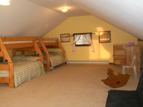 Upstairs bedroom has 2 bunkbeds, single above and double below.