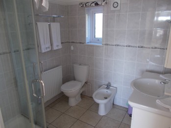 Bagno - Carlyon features a large en-suite, with walk-in shower and bidet.