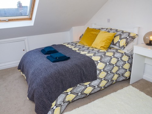 Jutes House Exeter - Second floor bedroom - large double