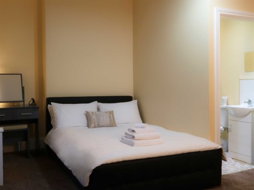 Single Deluxe Room with Double Bed and Ensuite bathroom