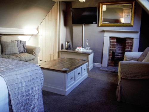 Discovery - Family room, Double bed, 2 singles and seating area