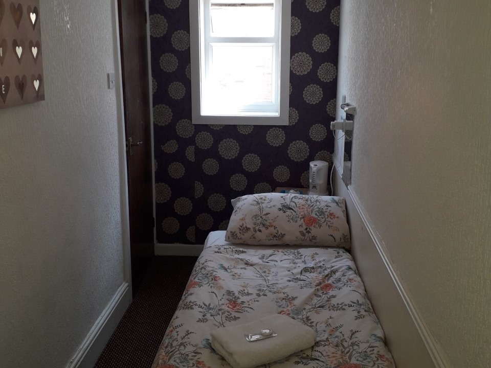 Single room-Basic-Ensuite with Shower