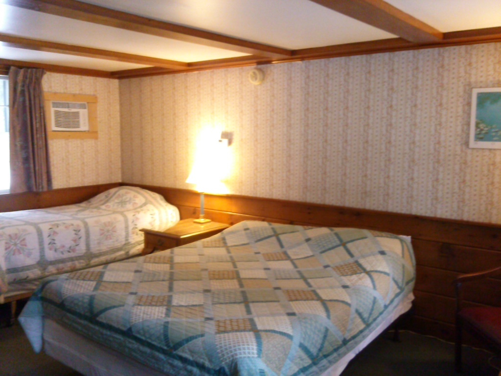 Triple room-Ensuite-Standard-Room #5 (1 queen+ 1 twin)
