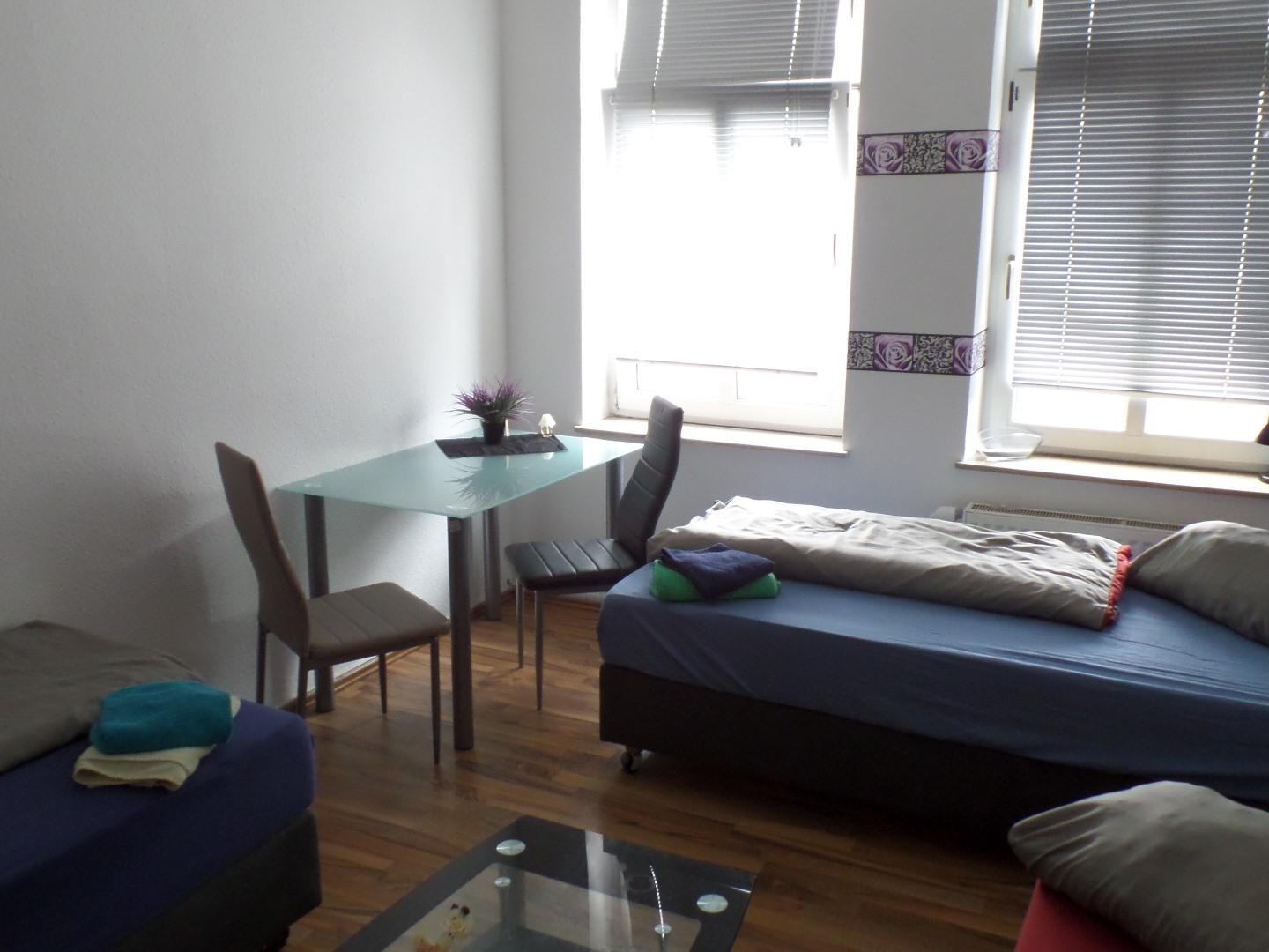 Dreibettzimmer mit Gemeinschaftsbad und Gemeinschaftsküche