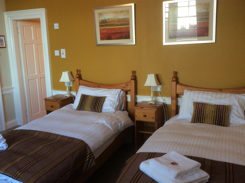 Twin room-Superior-Ensuite with Shower-Street View-LOCHNAGAR - Base Rate