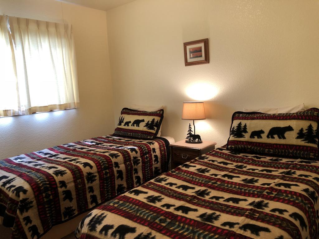 Single room-Ensuite-Standard-Lake View-Double Twin Room - Base Rate