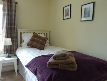 Single bedroom with comfortable full-size single bed