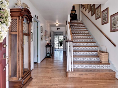 Aldrich House Bed and Breakfast features extra-wide halls and staircase