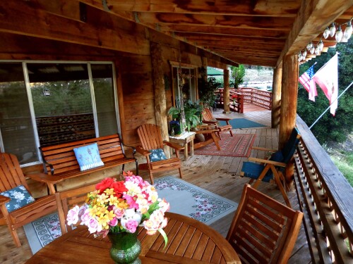 Evergreen Haus - Yosemite Lodging - Cabin Wrap Around Deck