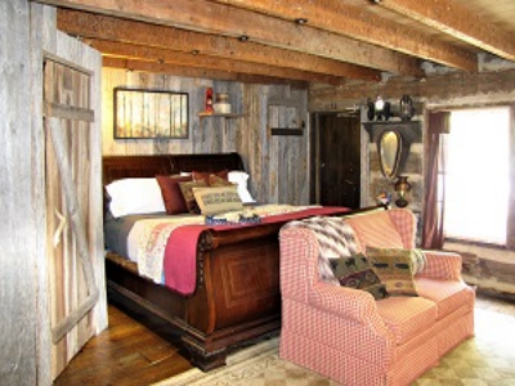 2)  The Cabin (King Bed, 1st Floor, Ensuite, Jacuzzi Tub)