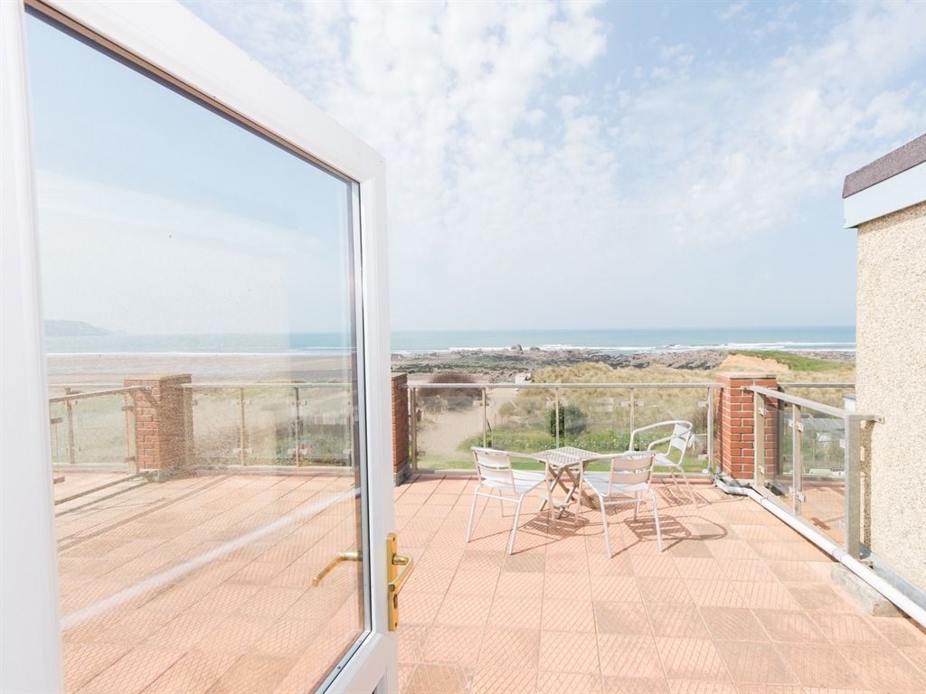 Twin En-suite Sea View - with Beach-facing Balcony