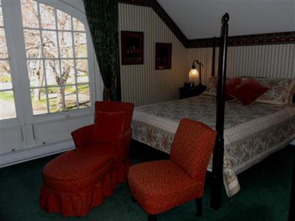 Queen-Ensuite-Street View-Room 14
