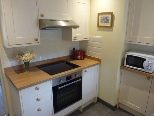 Fully equipped kitchen with hob, oven and grill