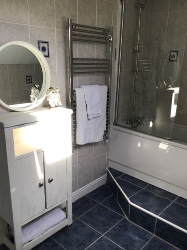 En suite room 4 with bath and shower