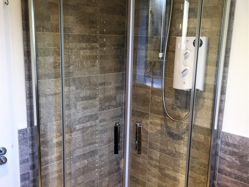 Lower floor shower cubicle