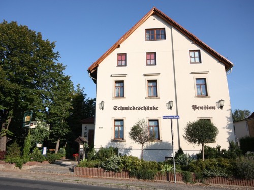 Außenansicht mit Biergarten