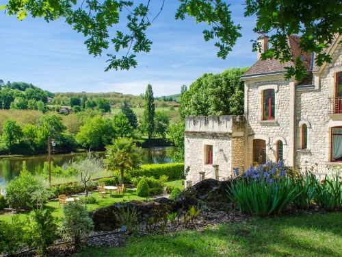 Le parc, mélange d’univers minéral avec la falaise et d’univers végétal, offre une vue magnifique sur la Dordogne, sur le village de La Roque-Gageac et sur le château voisin de la Malartrie