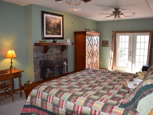 Campbell Mtn Suite w/wood-burning fireplace, king bed