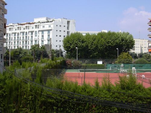 Vue sur les tennis et l'Hôtel Martinez