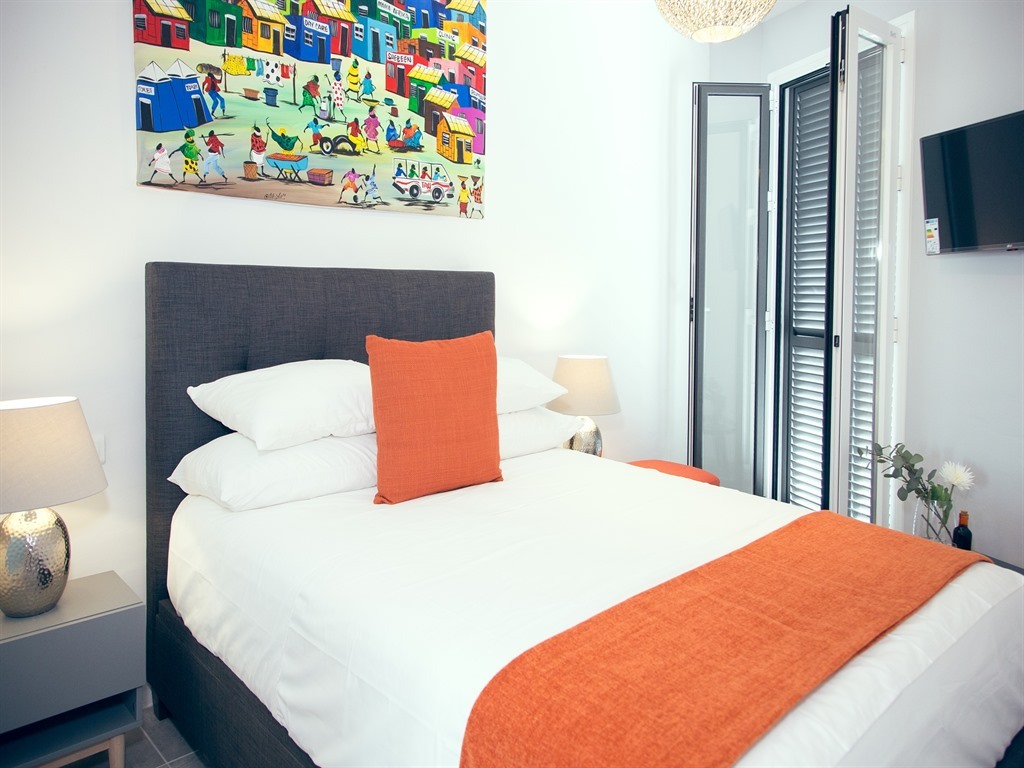 Double room-Deluxe-Ensuite with Shower-Balcony-Plaza View 201 - Base Rate
