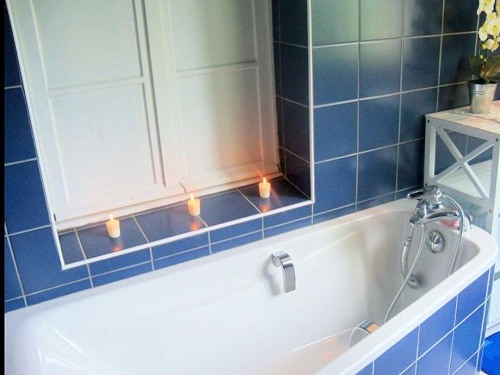 Salle de bains équipée d'une baignoire et d'une douche italienne, avec meuble de rangement, un vasque avec meuble, miroir