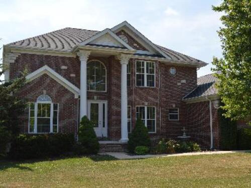 Rustic Retreats Poolside Mansion, Golden Eagle, Illinois