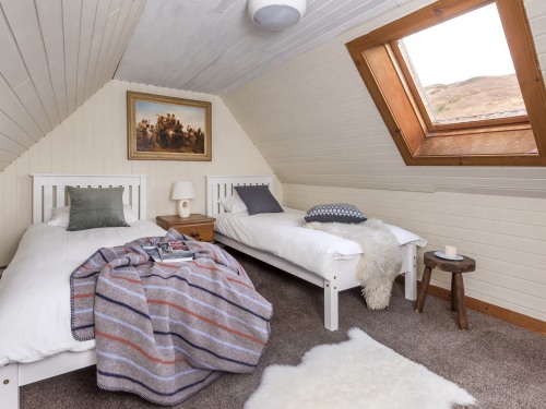 Guest room with single beds in Deanich Lodge