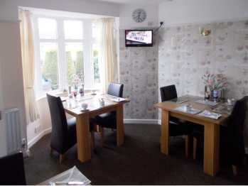 Salle à manger / Restaurant - A bright, light room to enjoy breakfast in! Salle à manger / Restaurant - A bright, light room to enjoy breakfast in!