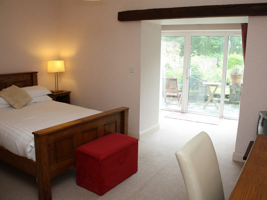 Double room-Ensuite with Bath-Walled Garden with patio