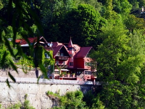 Hotel Heimgartl in gemütlicher Lage im Grünen und umgeben von Bergen