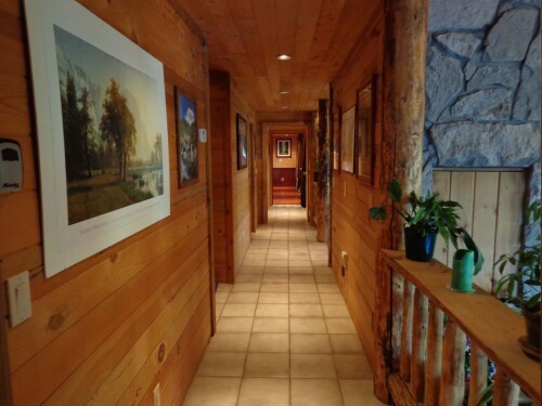 Evergreen Haus - Yosemite Lodging - Cabin Hallway