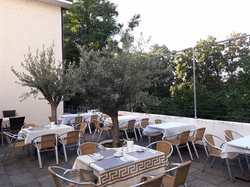 mediterrane Sonnenterrasse mit Olivenbäumen