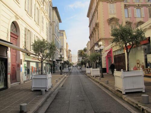 L’entrée de l’immeuble est située au début de la rue Longchamps. Les fenêtres de l’immeuble s’ouvrent également vers la célèbre place piétonne Magenta et rue semi-piétonne Alphonse Karr.