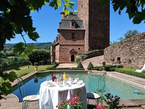 Petit déjeuner dans la cour d'honneur, au bord de la piscine