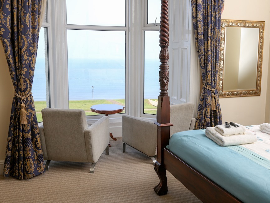 King-Superior-Ensuite-Sea View-4 Poster-BayWindow-Room 2