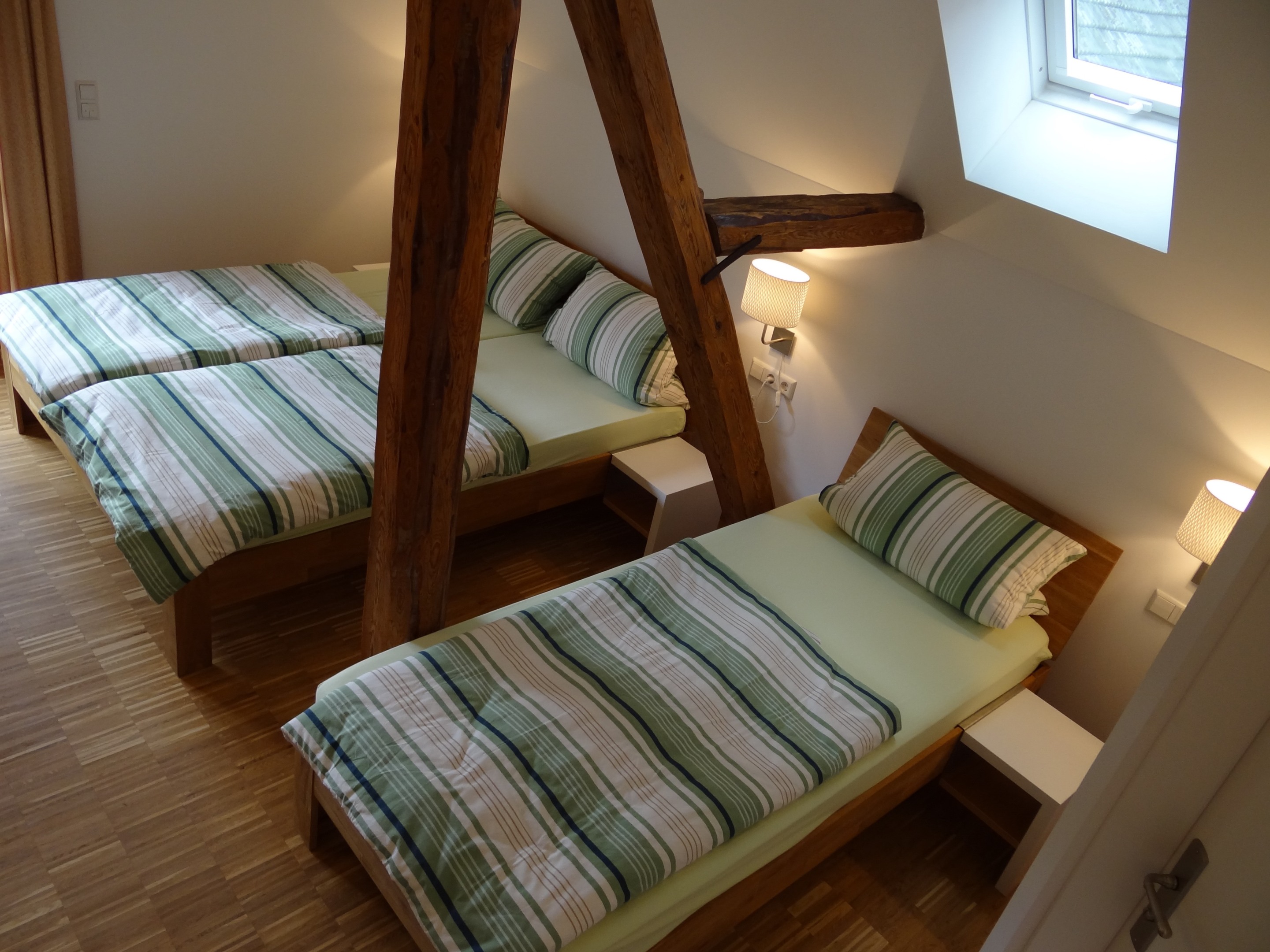 Dreibettzimmer-Ensuite Dusche-Balkon-mit Bergblick