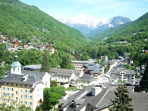 Vue sur Brides les bains et ses montagnes