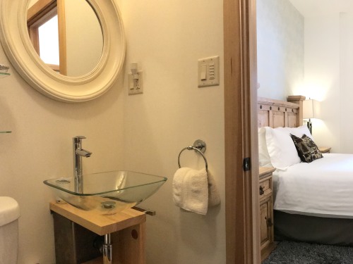 Room 2 - B&B - Queen En-Suite