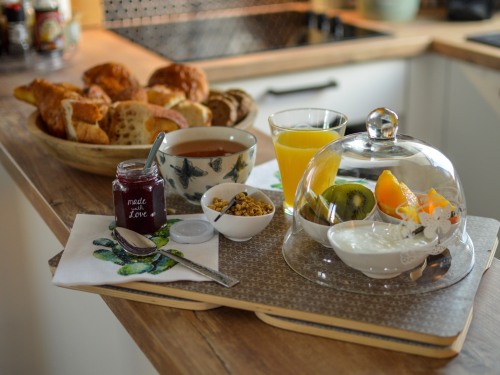 Le petit-déjeuner, inclus dans le prix, sera déposé le matin à votre porte. (Le petit-déjeuner changera en fonction des produits locaux, des saisons et des arrivages.)
