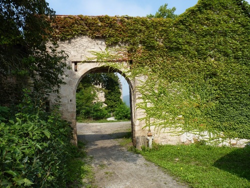 Historischer Torbogen zum Schloss