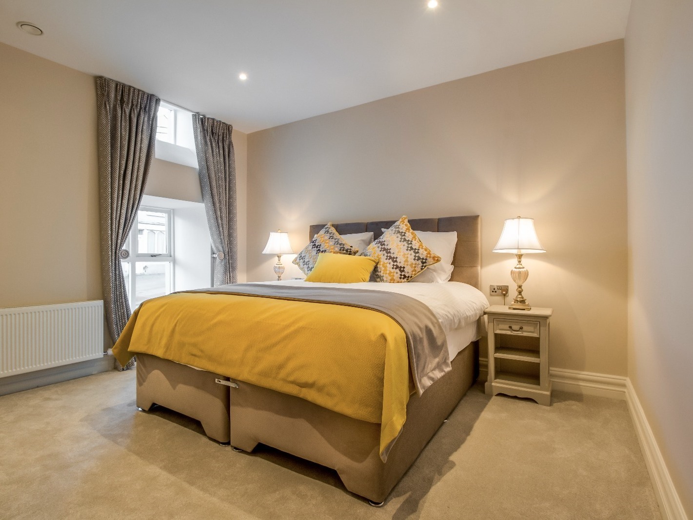 Twin room-Classic-Ensuite-Street View - Base Rate