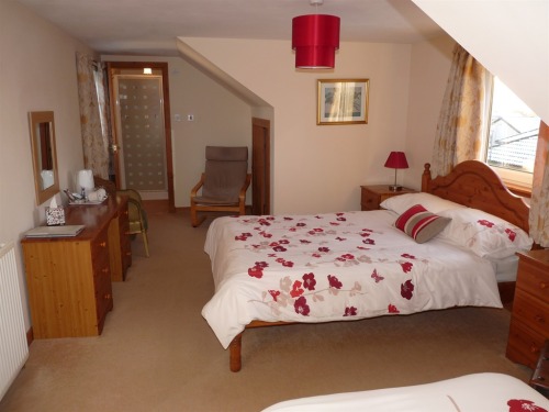 Large double room with en-suite shower room