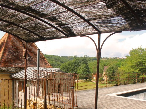 terrasse ombragée au bord de la piscine
