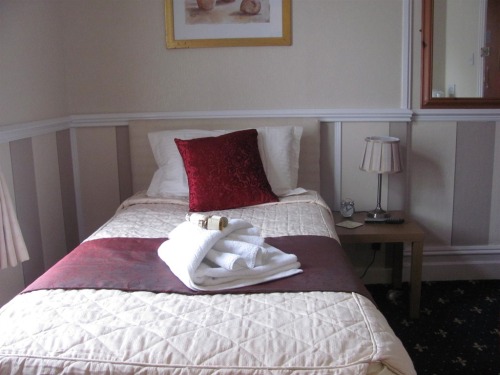 This is room 3, a smaller room would suit a single person or couple.Again with ensuite,tea/coffee facilities Colour TV