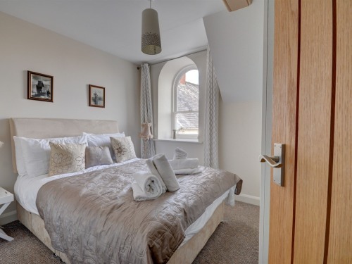 The Old Auction Rooms - Double bedroom with views Whitby Abbey, Saint Mary's Church.