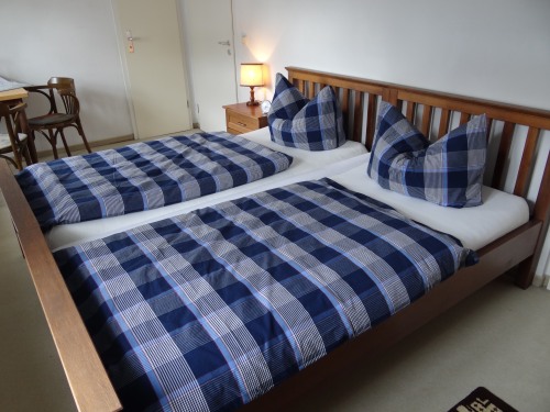 Zimmer 6 Bauernhof mit 2 Betten jeweils 90 cm Breite, Tische 2 Stühle, TV und Schrank