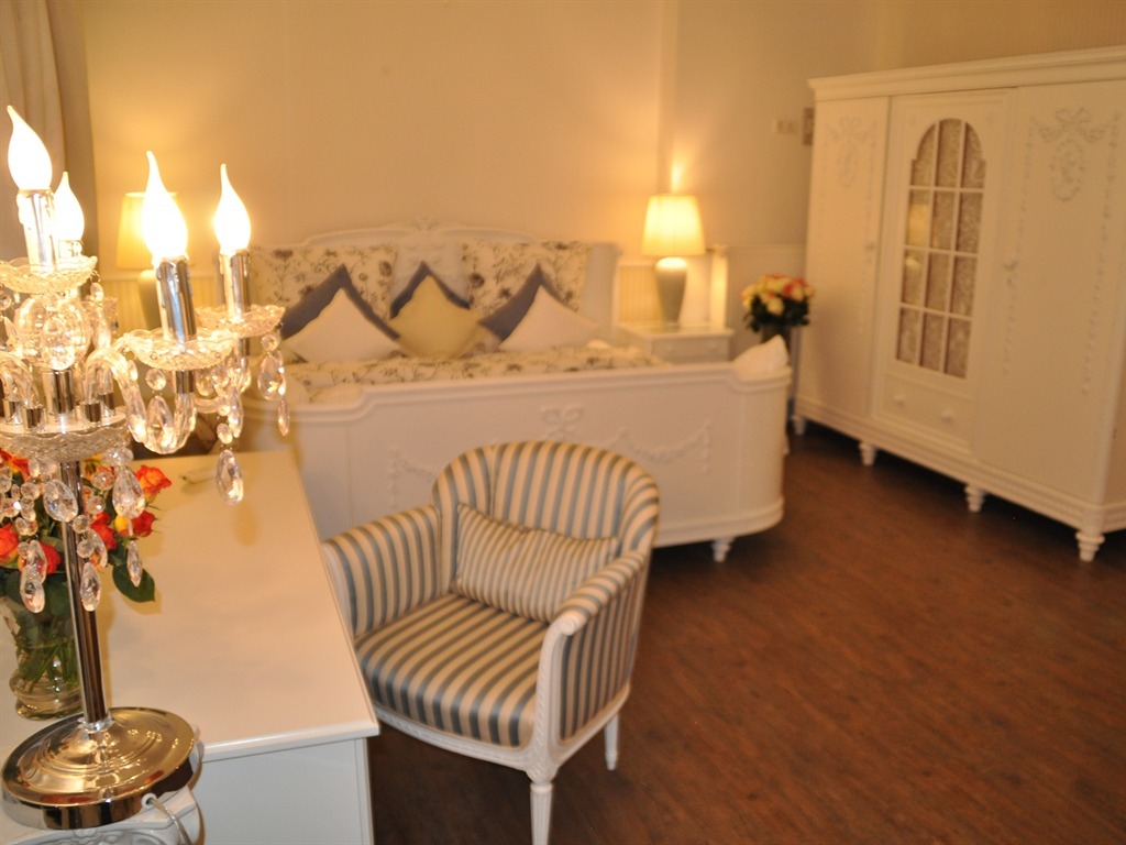 Suite 200x200 Bett; Wohnzimmer; Stadtblick
