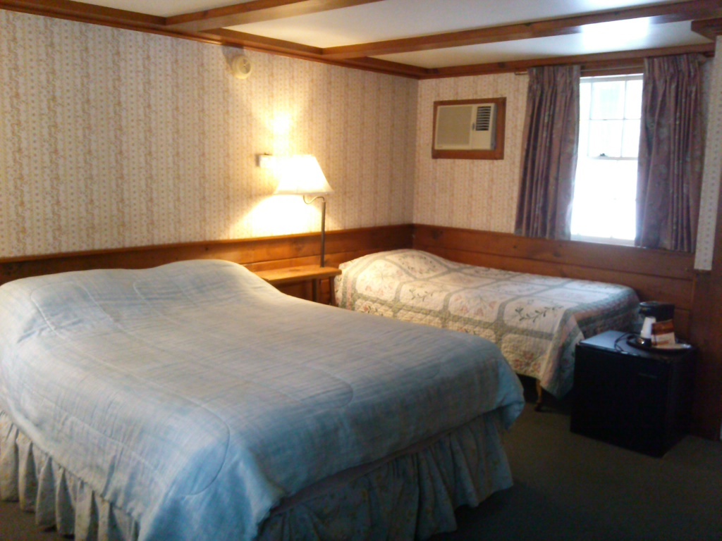 Triple room-Ensuite-Standard-Room #10 (1queen+ 1 twin)